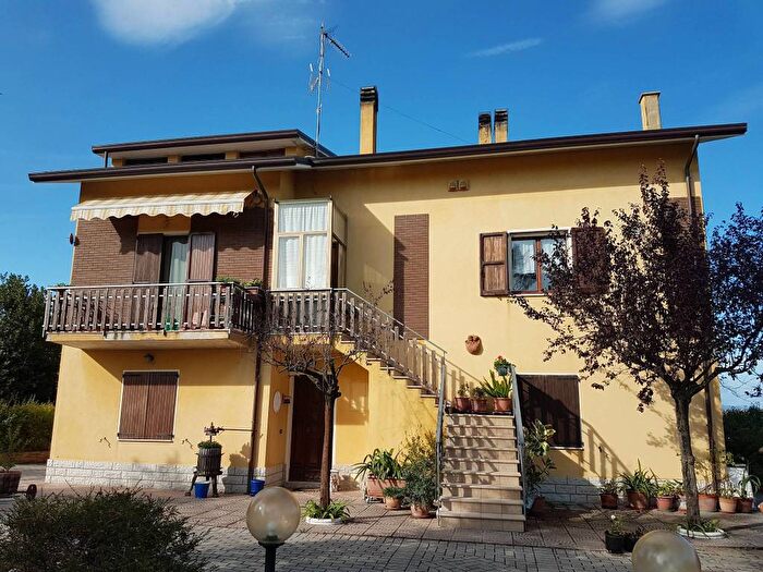 Casa con 6 locali in vendita in Montelabbate