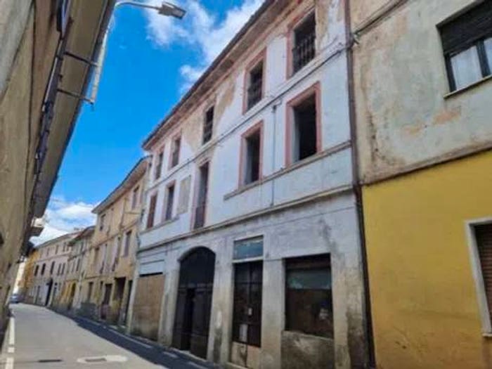 Casa con 6 locali in vendita in Via G Tosalli, Fara Novarese