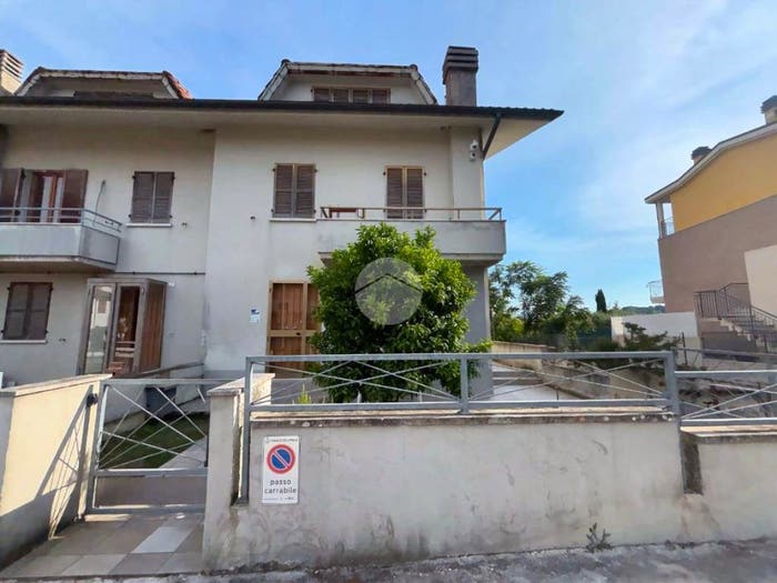 Casa quadrilocale in vendita in Via Falconara, Calcinelli, Colli al Metauro