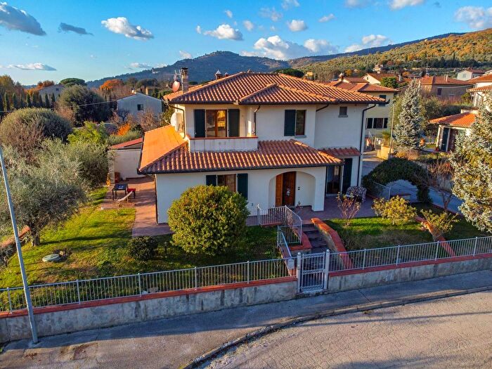 Casa con 7 locali in vendita in Strada Provinciale Val di Pierle, Cortona
