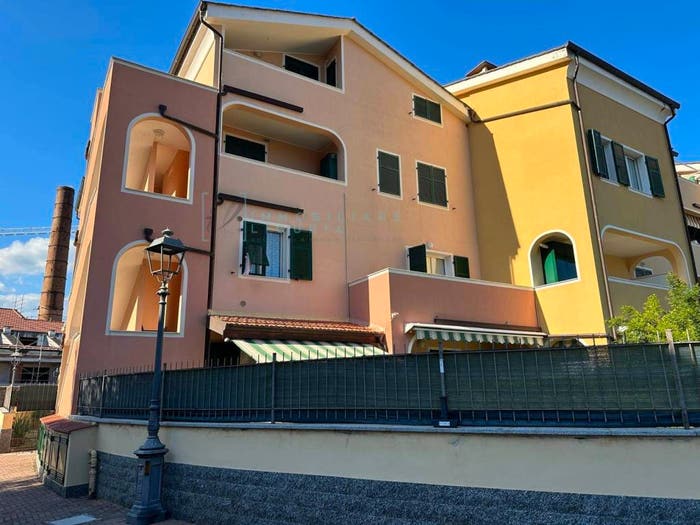 Appartamento trilocale in vendita in Via Cav F Perseghini, Albenga