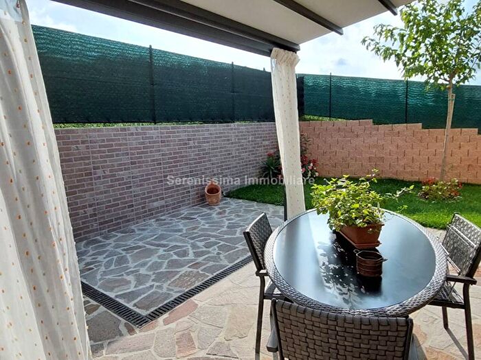 Casa con 5 locali in vendita in Montelabbate