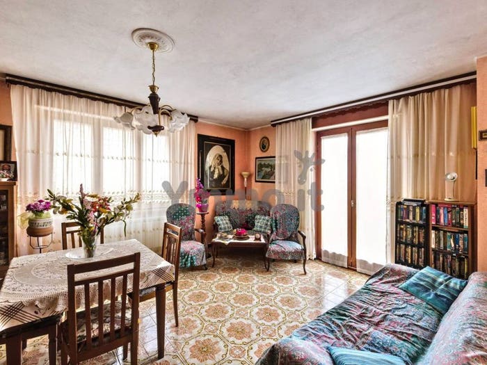 Appartamento trilocale in vendita in Via Creva, Centro, Luino