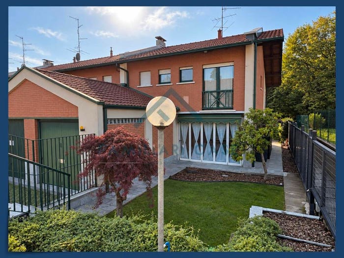 Casa quadrilocale in vendita in Via Vittorini, Caronno Varesino