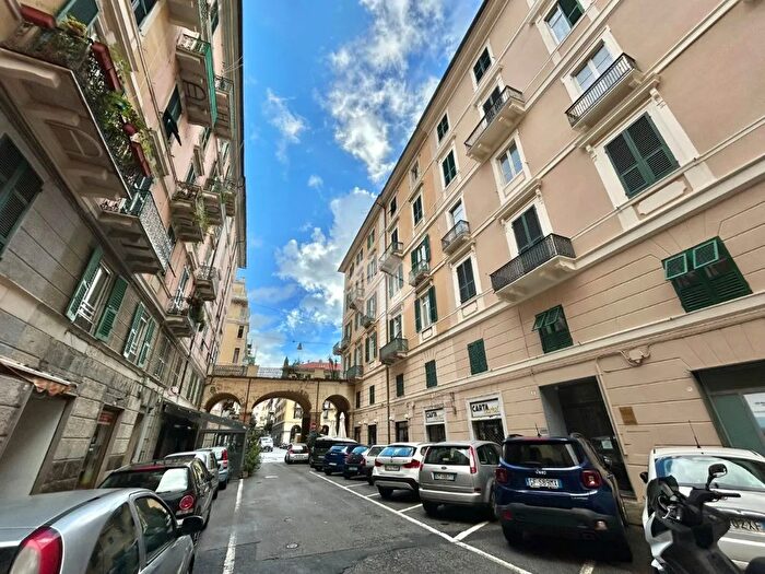 Appartamento con 9 locali in vendita in Via Paolo Gerolamo Brusco, Savona