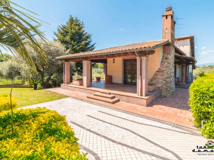 Casa con 6 locali in vendita in Via Santa Maria, Monterosi