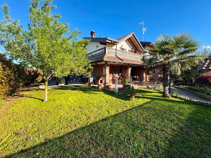 Casa con 5 locali in vendita in Via Papa Giovanni XXIII, Locate Varesino