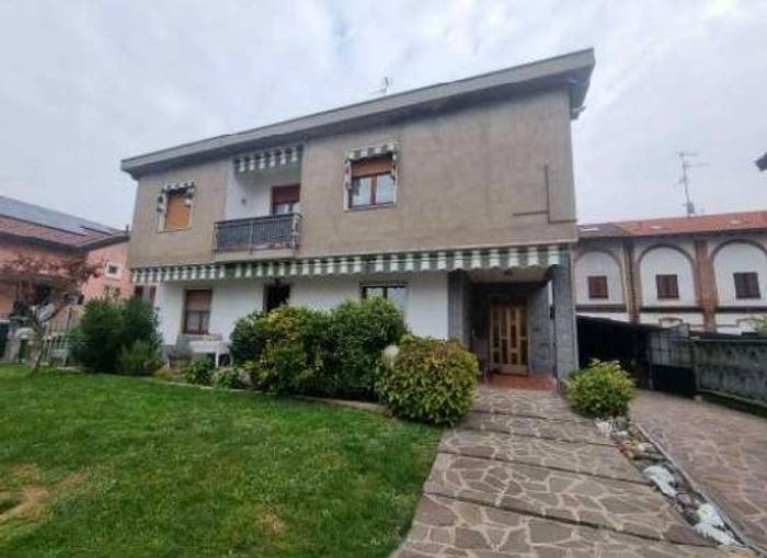 Appartamento trilocale in vendita in Via Isonzo, Centro, Cogliate