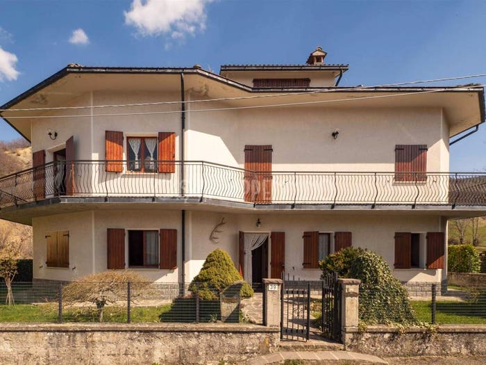 Casa con 6 locali in vendita in Frassinoro
