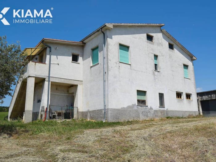 Casa con 6 locali in vendita in Bellante