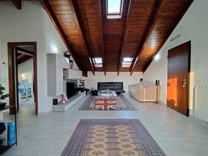 Appartamento trilocale in vendita in Via Patrioti, Centro, Ossona