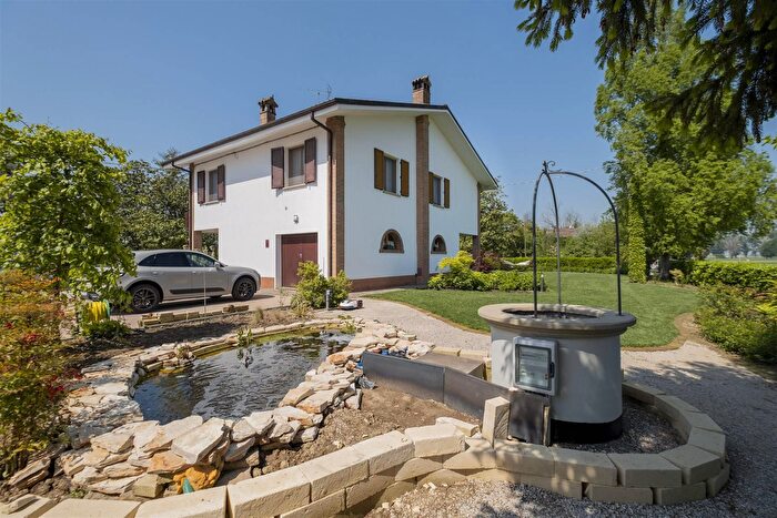 Casa con 5 locali in vendita in Crevalcore