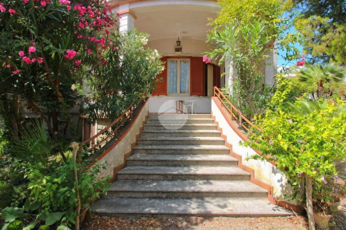 Casa con 10 locali in vendita in Via Nazionale, Roseto Degli Abruzzi