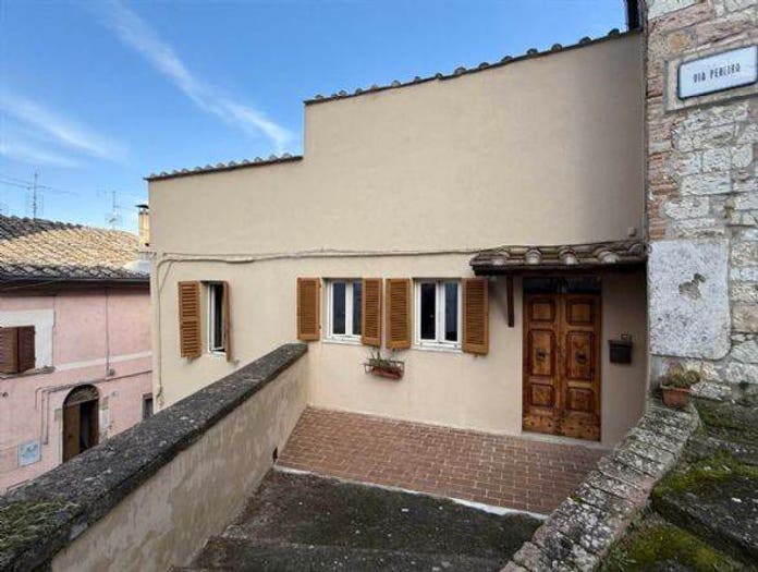 Casa con 6 locali in vendita in Amelia