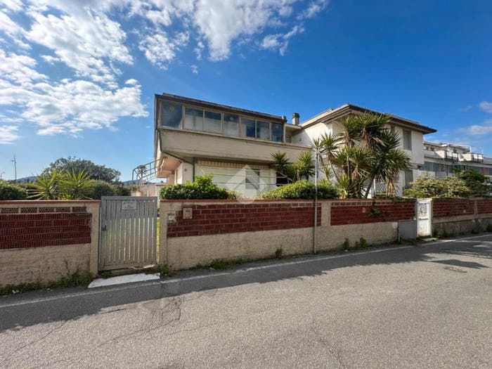 Appartamento trilocale in vendita in Via Comano, Marina di Carrara, Carrara