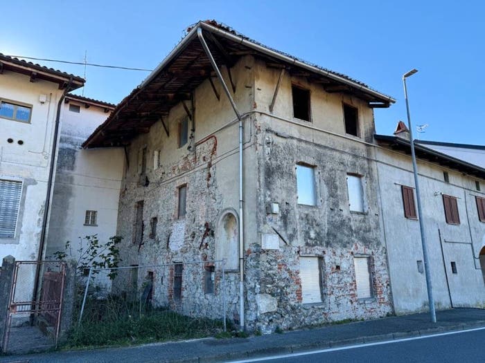 Casa con 6 locali in vendita in Via Cascinette, Ivrea