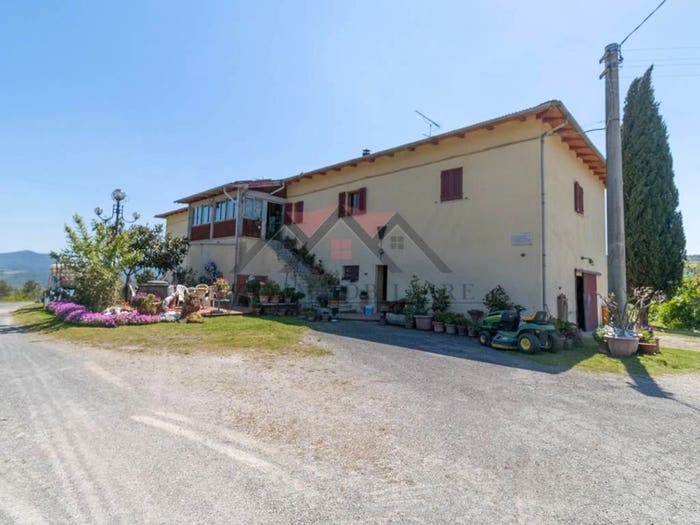 Casa con 6 locali in vendita in Centro, Pomarance