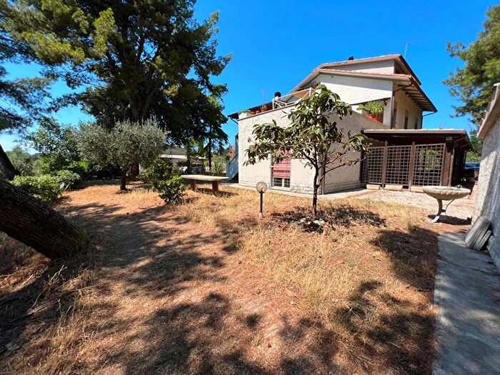 Casa con 5 locali in vendita in Strada di Roncosambaccio, Trebbiantico, Pesaro