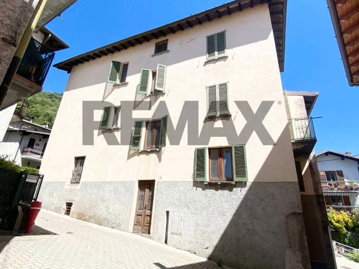 Casa con 6 locali in vendita in Centro, Primaluna