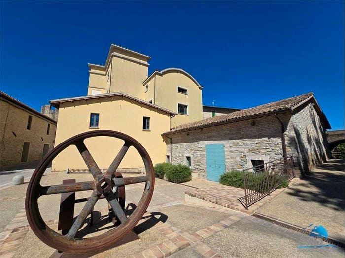 Casa con 6 locali in vendita in Centro, Bevagna