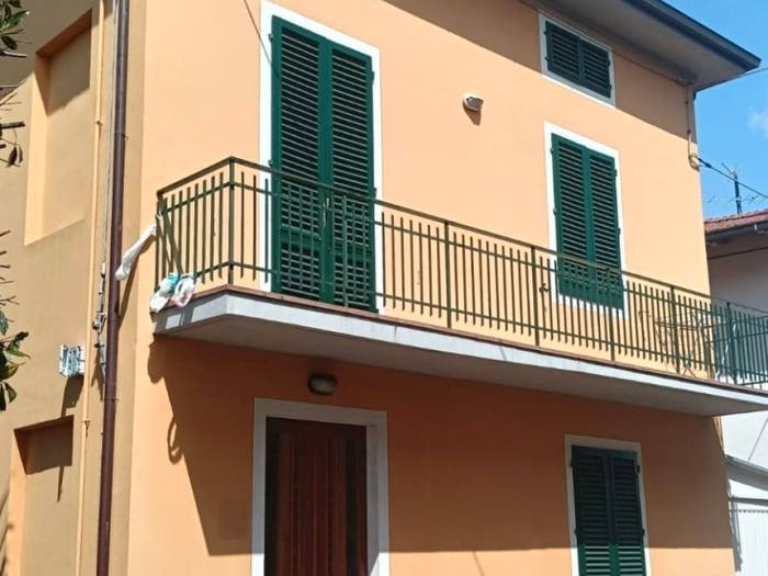Casa con 6 locali in vendita in Stazione Di Montale Agliana, Montale