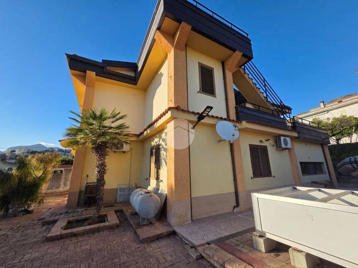 Appartamento con 6 locali in vendita in Via Galileo Galilei, Praia a Mare