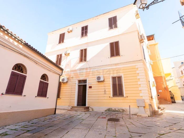 Casa con 6 locali in vendita in Via Regina Margherita, La Maddalena