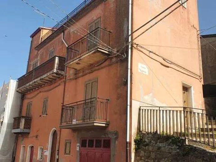 Casa con 6 locali in vendita in Via Ciappazzo, Cesarò