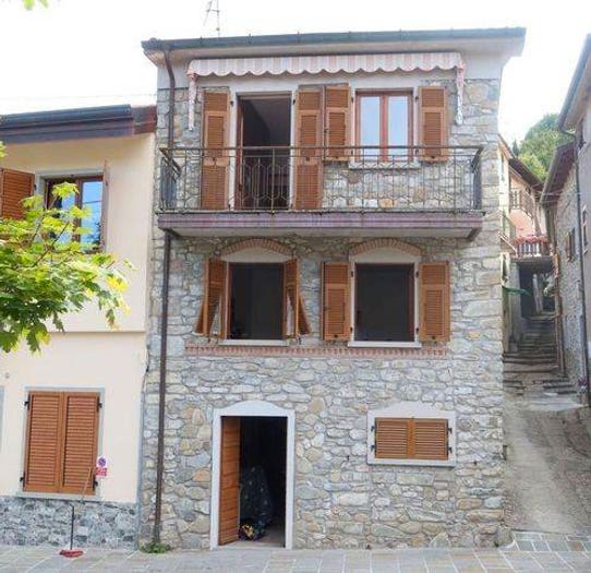 Casa quadrilocale in vendita in Via Della Garfagnana, Centro, Casola in Lunigiana
