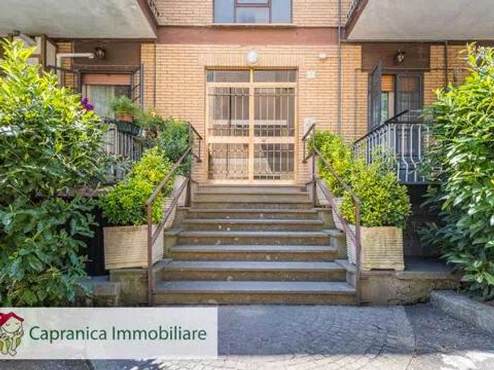 Appartamento con 5 locali in vendita in Antica Strada Della Valle Dei Santi, Centro, Capranica