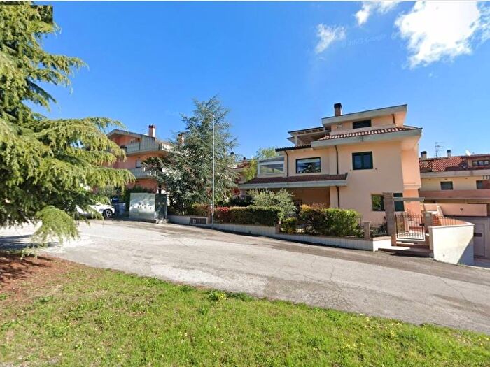 Casa con 6 locali in vendita in Via Giorgio Perlasca, Putignano, Teramo