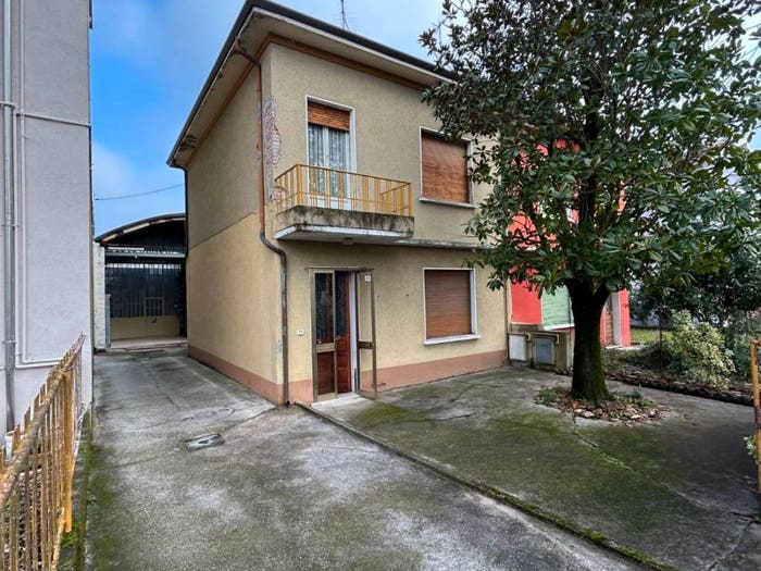 Casa quadrilocale in vendita in Via Guglielmo Oberdan, Centro, Quistello