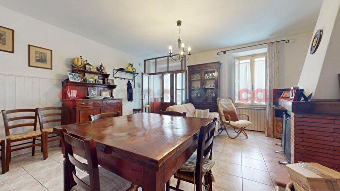 Casa con 7 locali in vendita in Via SSTrinità, Camporgiano