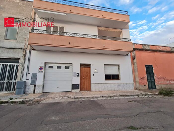 Appartamento con 10 locali in vendita in Via C Colombo, Martano