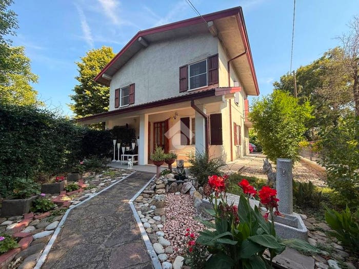 Casa con 6 locali in vendita in via Cervi, Caprara, Campegine