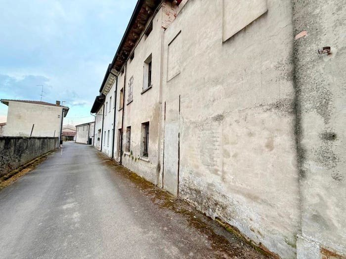 Casa quadrilocale in vendita in Via Fratelli Cairoli, Centro, Erbè