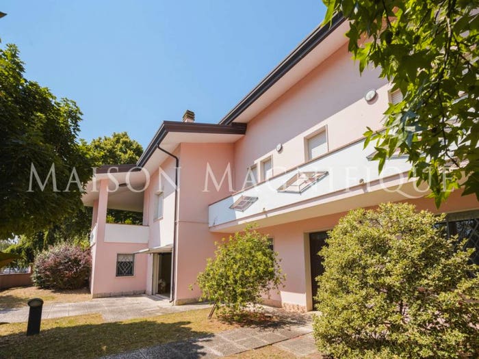 Casa con 6 locali in vendita in Via Pomposa, Lagosanto