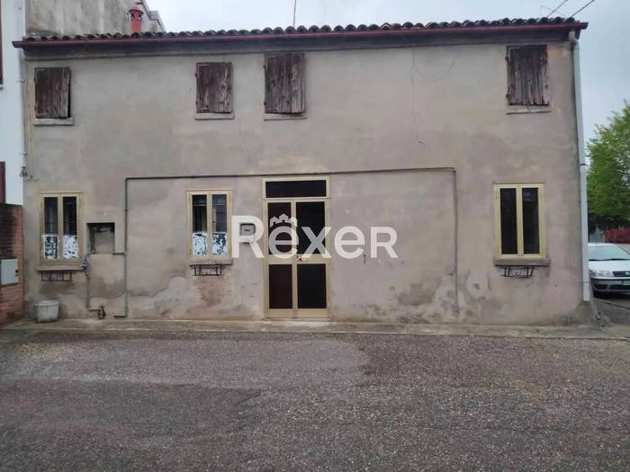 Casa con 6 locali in vendita in Via Dazio, Centro, Bondeno