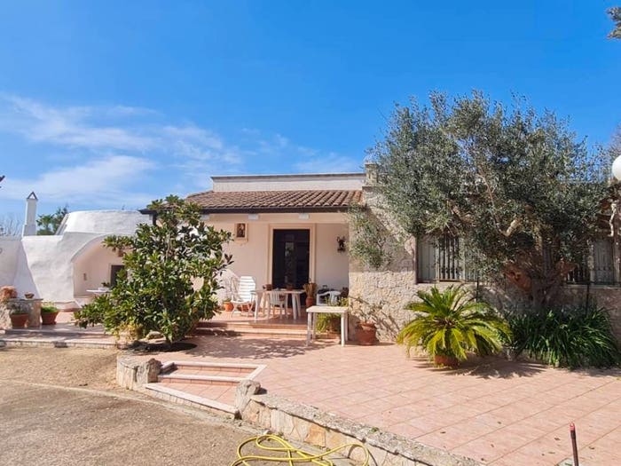 Casa con 6 locali in vendita in Strada Vicinale La Comune, Parabita