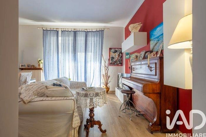 Appartamento con 6 locali in vendita in Frazione Peranzoni, Macerata