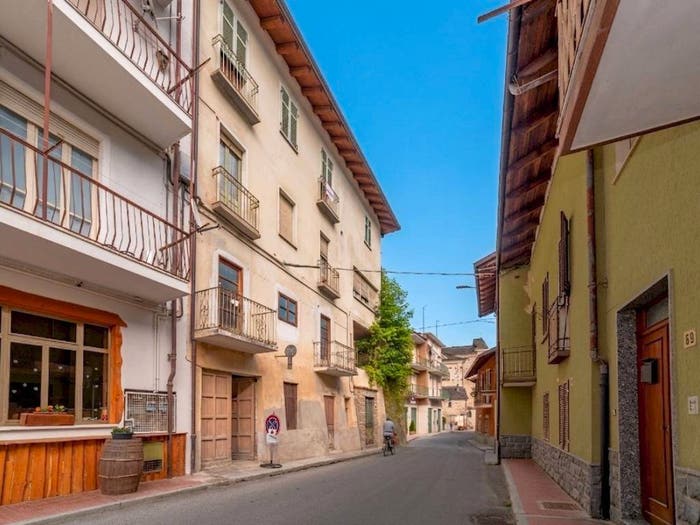 Appartamento con 5 locali in vendita in via IV Novembre, Pradleves