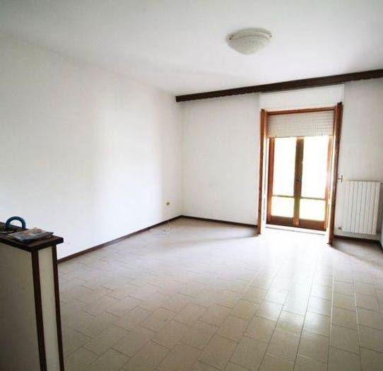 Appartamento con 5 locali in vendita in Via Dell'Industria, Centro, Fermignano