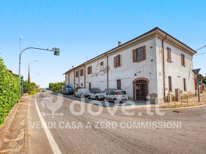 Casa con 6 locali in vendita in Via IV Novembre, Besate