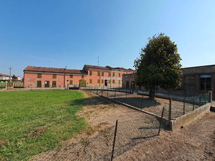 Casa con 6 locali in vendita in Via Boccamaggiore, Casoni, Luzzara