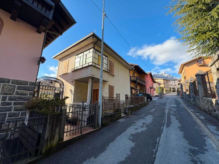 Casa con 6 locali in vendita in Via Piane, Premolo