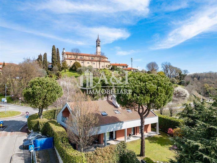 Casa con 6 locali in vendita in Nibionno