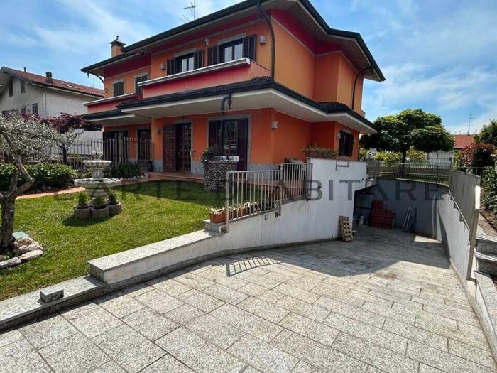 Casa quadrilocale in vendita in Via Adige, Centro, Lainate