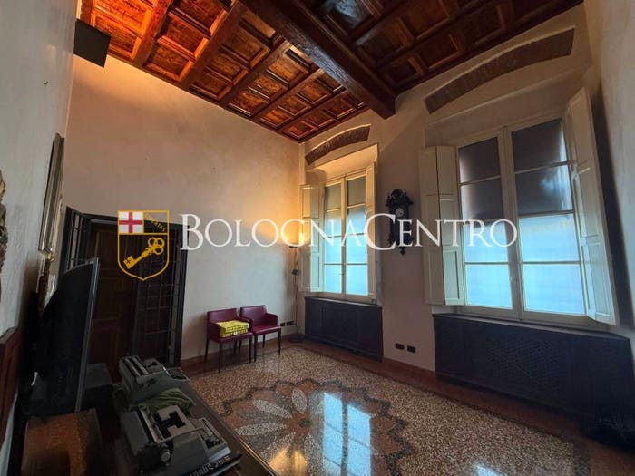 Appartamento quadrilocale in vendita in Piazza Aldrovandi, Centro Storico, Bologna