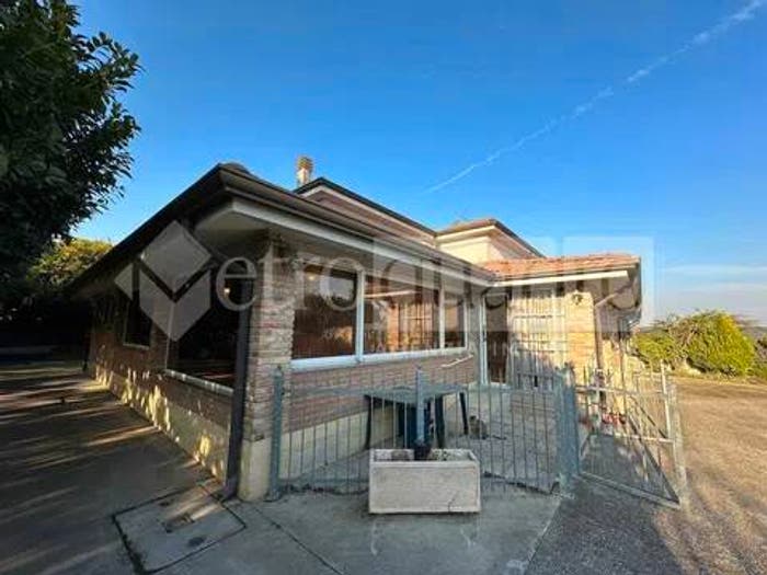 Casa con 6 locali in vendita in Strada Gazzine, Ostiglia