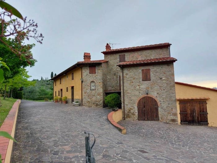 Casa con 6 locali in vendita in Carmignano